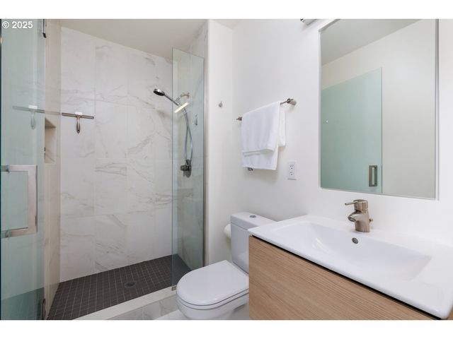 937 Nw GLISAN St 1235, Portland, OR 97209