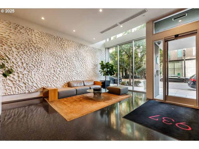 937 Nw GLISAN St 1235, Portland, OR 97209