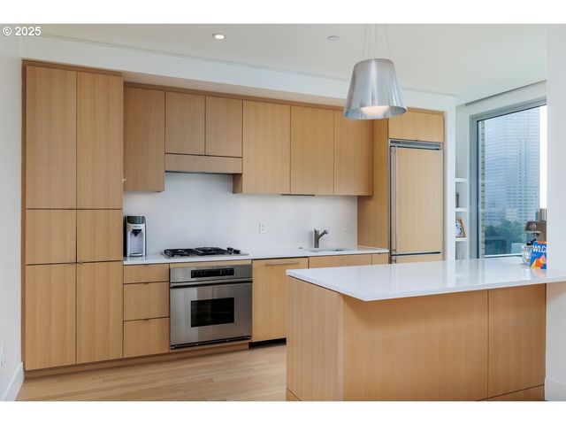 937 Nw GLISAN St 1235, Portland, OR 97209