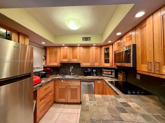 910 Michigan Ave 304, Miami Beach, FL 33139