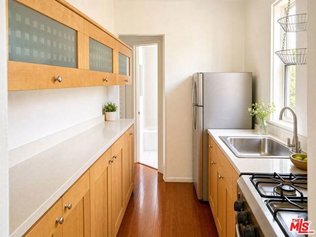 6143 Glen Holly Street, Los Angeles, CA 90068