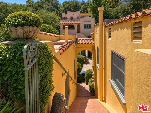 6143 Glen Holly Street, Los Angeles, CA 90068