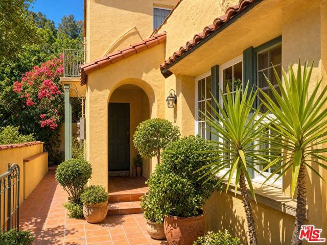 6143 Glen Holly Street, Los Angeles, CA 90068