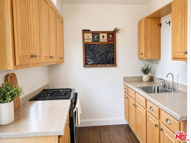 6143 Glen Holly Street, Los Angeles, CA 90068