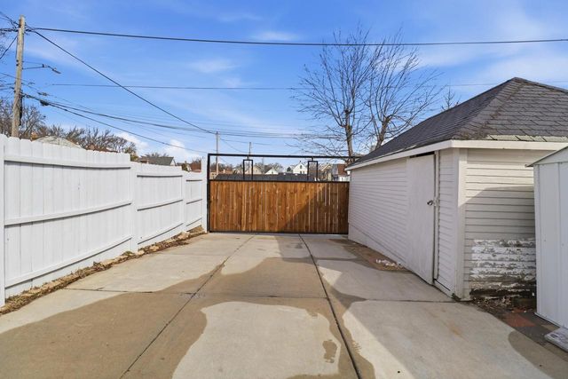 1414 W Euclid AVENUE, Milwaukee, WI 53215