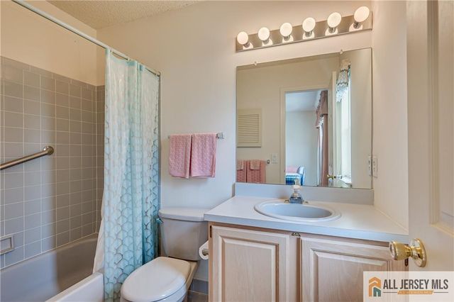 33 Keith Court, South Brunswick, NJ 08824