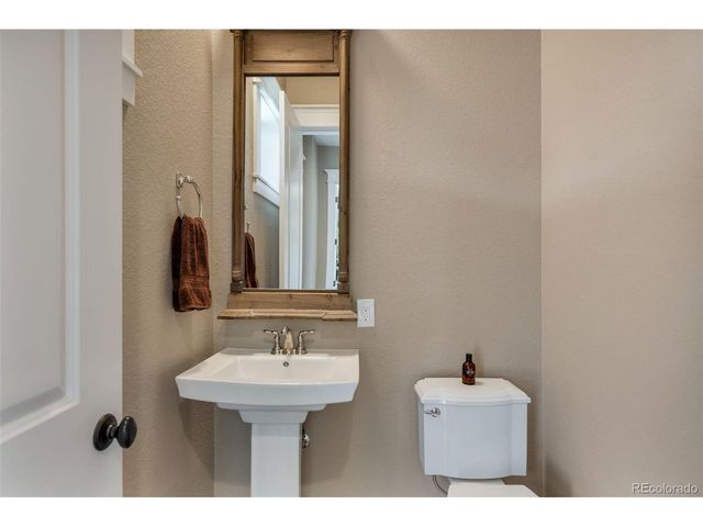 90 Niagara St, Denver, CO 80230