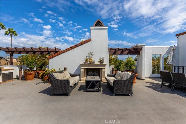 10639 Woodbridge Street 206, Toluca Lake, CA 91602