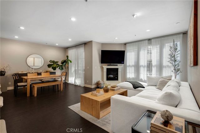 10639 Woodbridge Street 206, Toluca Lake, CA 91602
