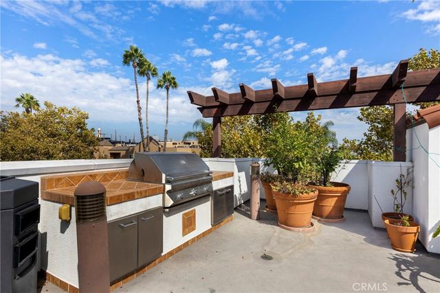 10639 Woodbridge Street 206, Toluca Lake, CA 91602