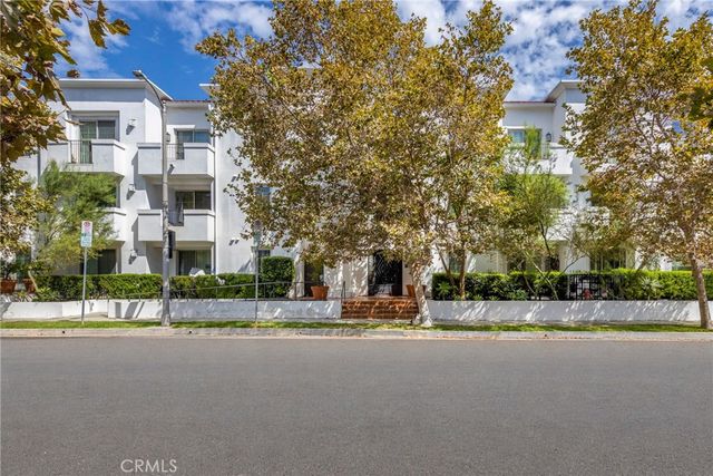 10639 Woodbridge Street 206, Toluca Lake, CA 91602