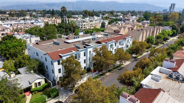 10639 Woodbridge Street 206, Toluca Lake, CA 91602