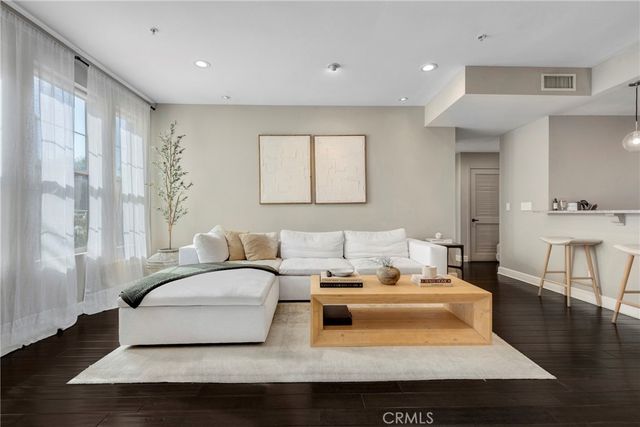 10639 Woodbridge Street 206, Toluca Lake, CA 91602
