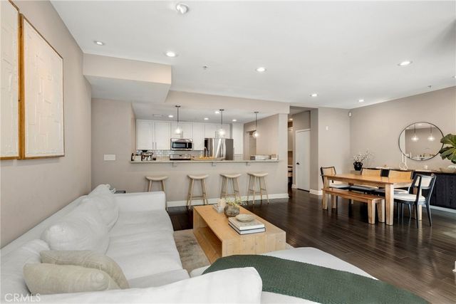 10639 Woodbridge Street 206, Toluca Lake, CA 91602