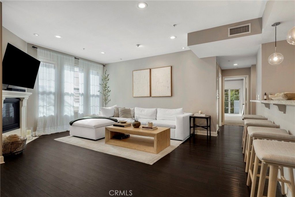 10639 Woodbridge Street 206, Toluca Lake, CA 91602