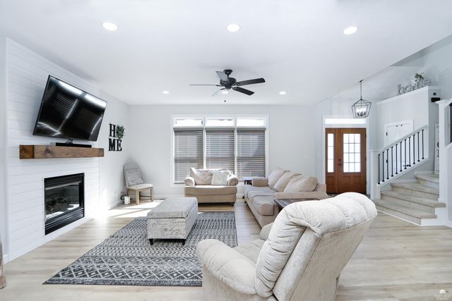 1672 Kingwood, Manhattan, KS 66502