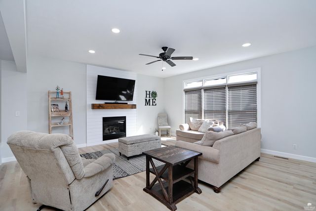 1672 Kingwood, Manhattan, KS 66502