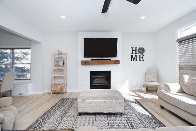 1672 Kingwood, Manhattan, KS 66502