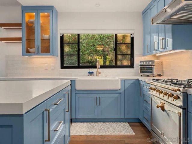 8804 Robinhood Lane, La Jolla, CA 92037