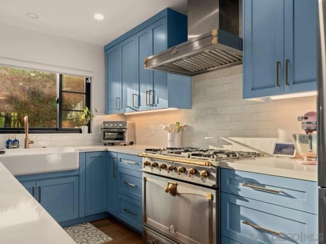 8804 Robinhood Lane, La Jolla, CA 92037