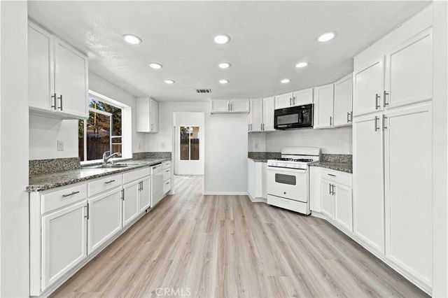 1563 E Kettering, Lancaster, CA 93535