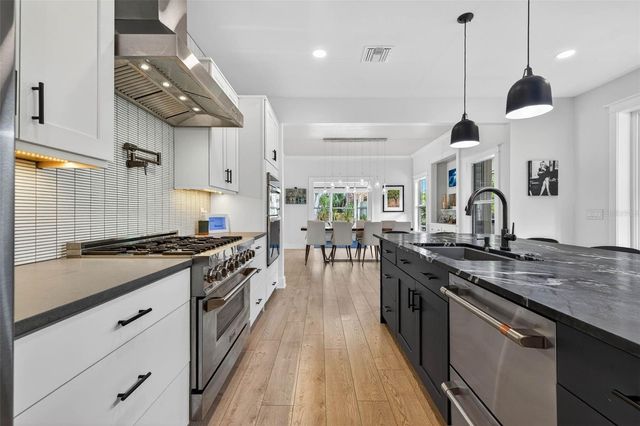 2822 BURLINGTON AVENUE N, St Petersburg, FL 33713