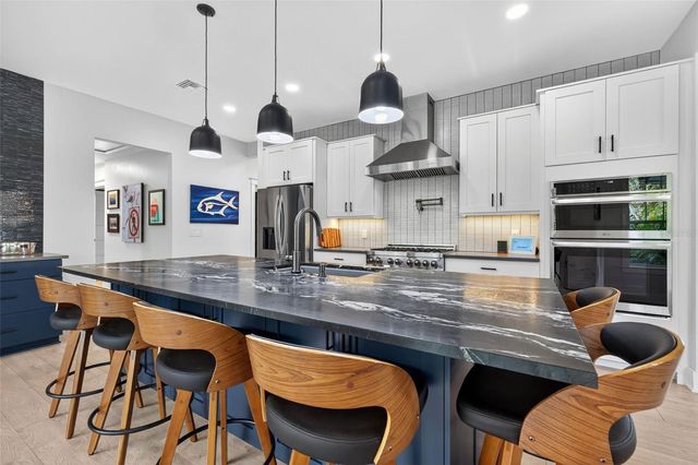 2822 BURLINGTON AVENUE N, St Petersburg, FL 33713