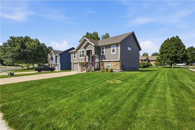 1300 Regency Drive, Kearney, MO 64060