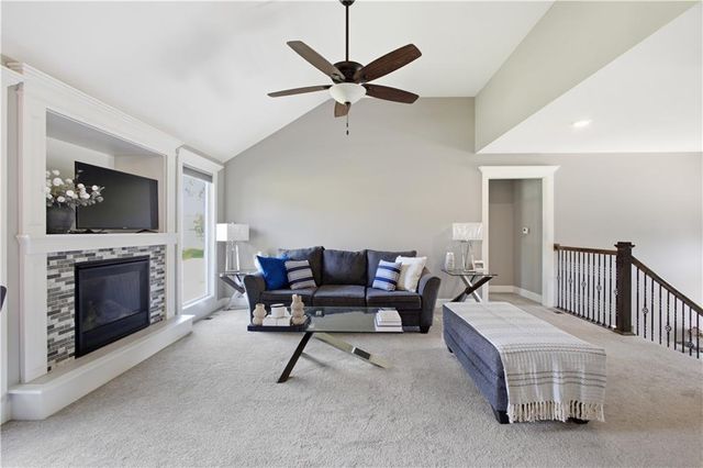 1300 Regency Drive, Kearney, MO 64060