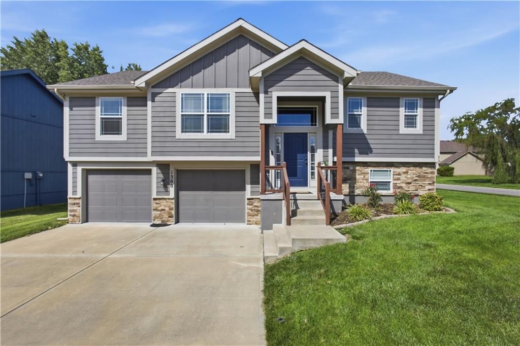 1300 Regency Drive, Kearney, MO 64060