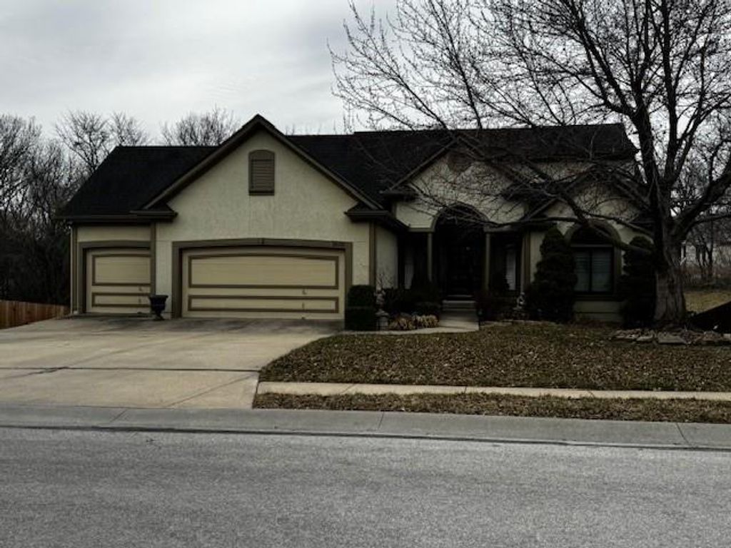 1636 SW Summit Valley Lane, Lee's Summit, MO 64081