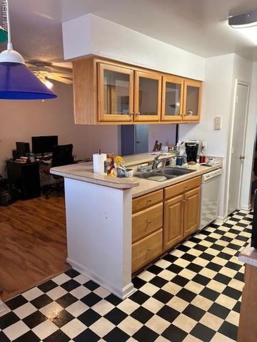 8 N Gawain WAY, Hampton, VA 23669