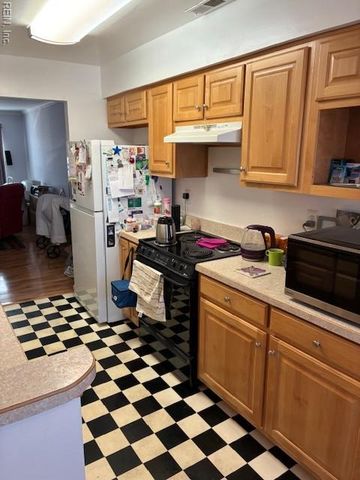 8 N Gawain WAY, Hampton, VA 23669