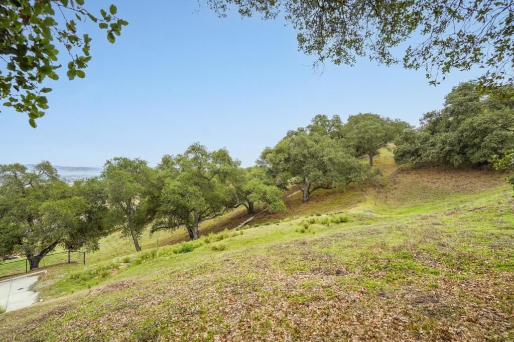 Image 3 of property listing at 8951 Tea Tree Way, Gilroy, CA 95020