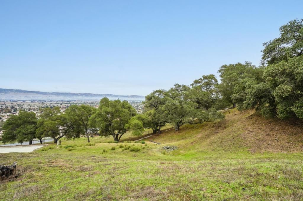 Image 5 of property listing at 8951 Tea Tree Way, Gilroy, CA 95020