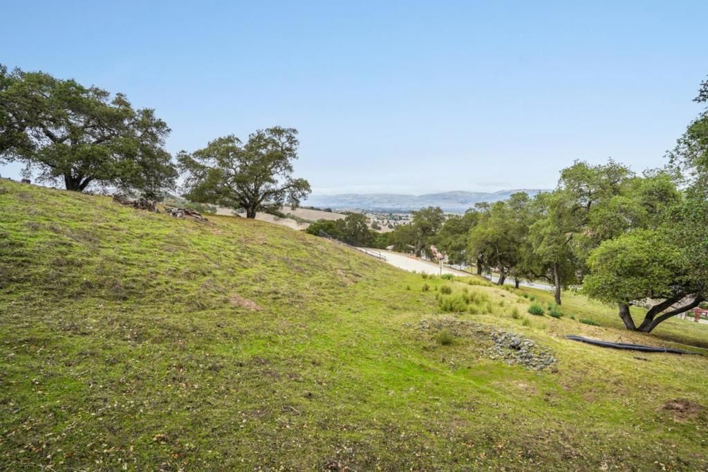 Image 9 of property listing at 8951 Tea Tree Way, Gilroy, CA 95020