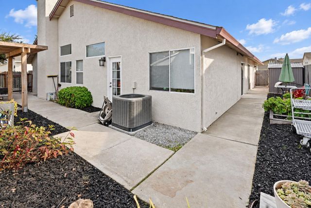 7158 Clearbrook Way, Sacramento, CA 95823