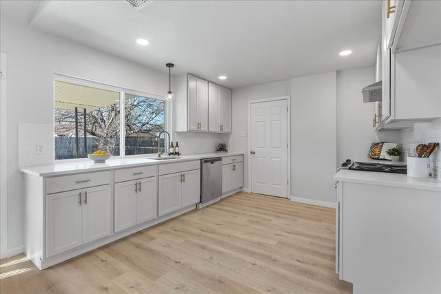 706 N Hunters Glen Circle, Arlington, TX 76015