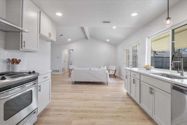 706 N Hunters Glen Circle, Arlington, TX 76015