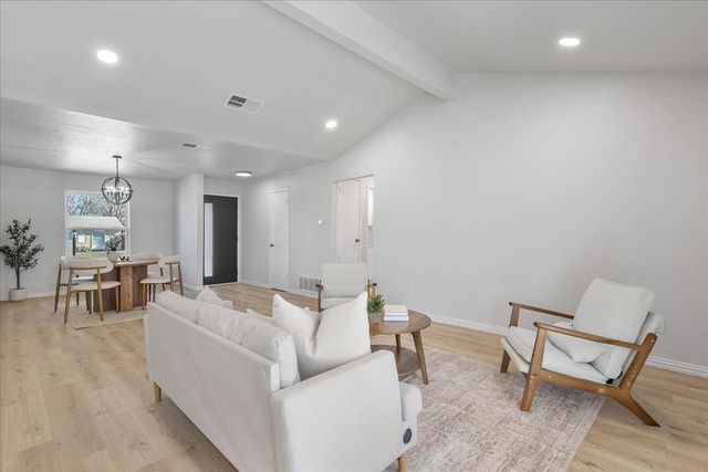 706 N Hunters Glen Circle, Arlington, TX 76015