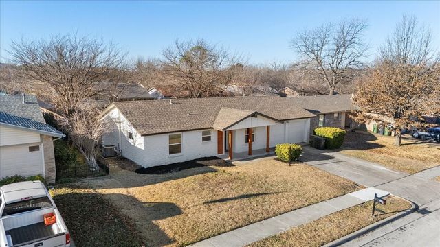 706 N Hunters Glen Circle, Arlington, TX 76015