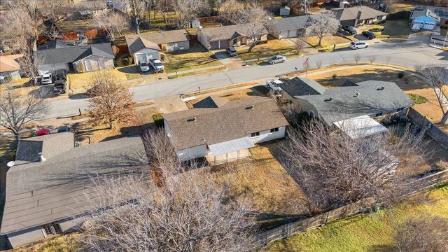 706 N Hunters Glen Circle, Arlington, TX 76015