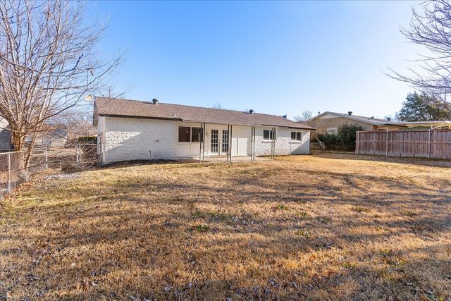 706 N Hunters Glen Circle, Arlington, TX 76015