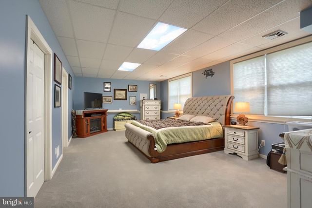 10 DAVID GLENN DR, Carlisle, PA 17015