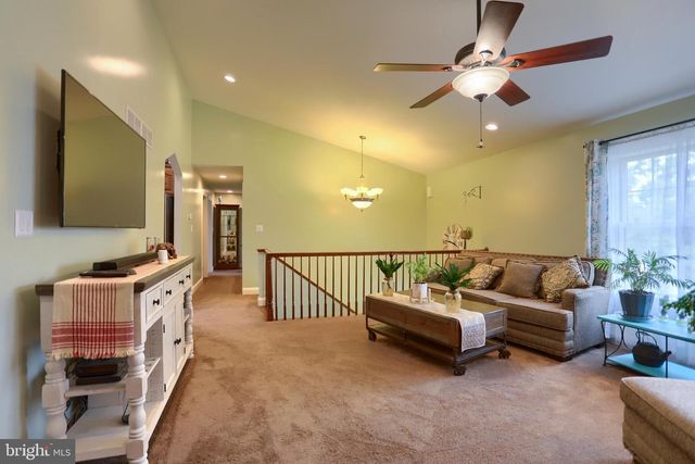 10 DAVID GLENN DR, Carlisle, PA 17015