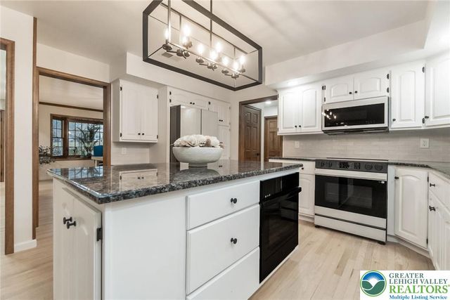 2739 Apple Valley Circle, North Whitehall Twp, PA 18069