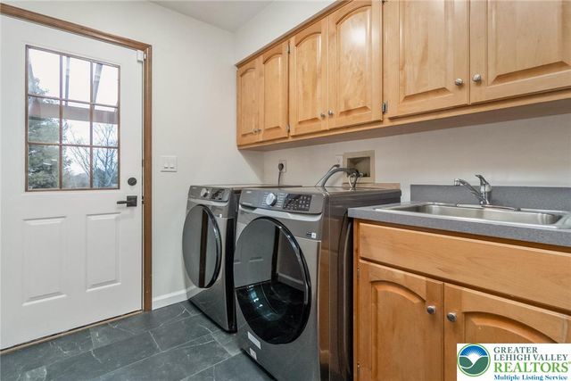 2739 Apple Valley Circle, North Whitehall Twp, PA 18069