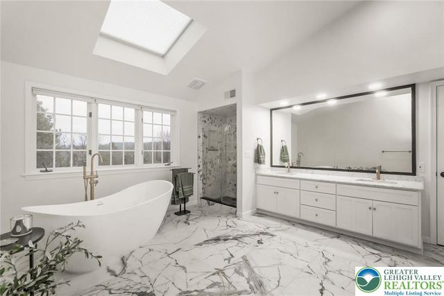 2739 Apple Valley Circle, North Whitehall Twp, PA 18069