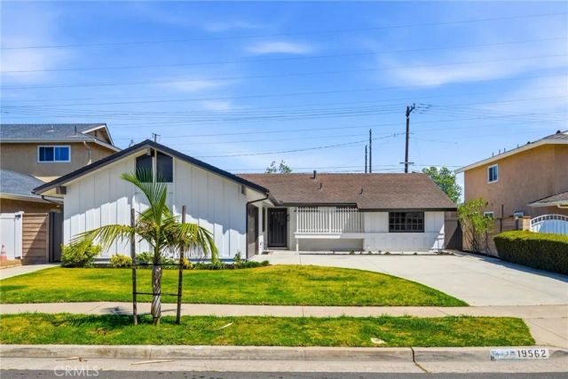 19562 Aragon Circle, Huntington Beach, CA 92646