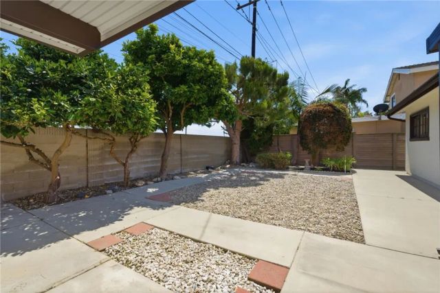 19562 Aragon Circle, Huntington Beach, CA 92646